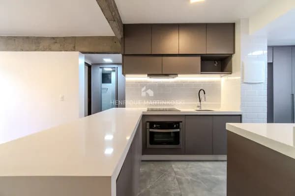 Apartamento reformado com 2 quartos à venda na Alameda Dom Pedro II, próximo ao Pátio Batel