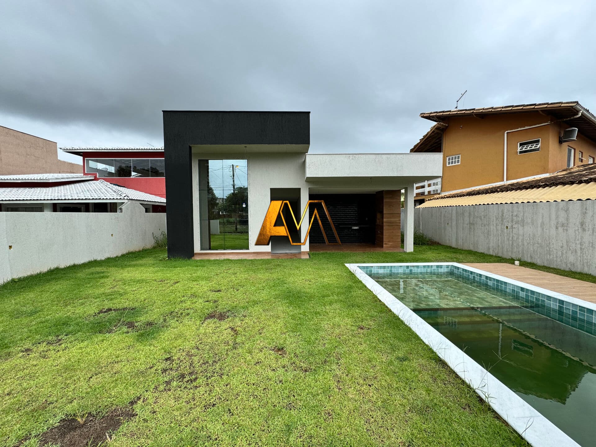 CASA 4/4 SENDO 2 SUÍTES EM JACUIPE