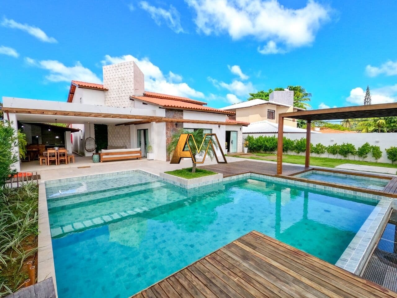 Casa em Condomínio - 300 metros da praia