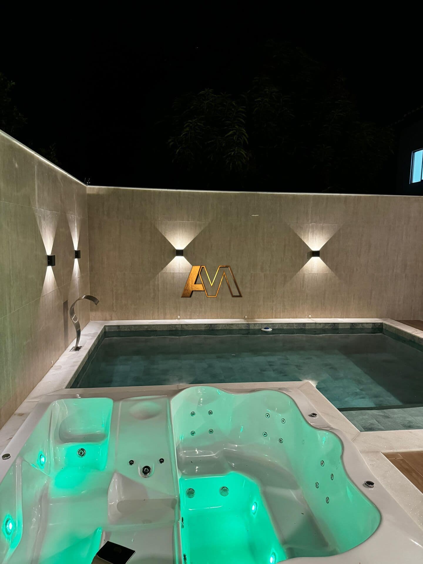 LUXUOSA CASA DE ALTO PADRÃO 4 SUÍTES EM ABRANTES - PORTEIRA FECHADA