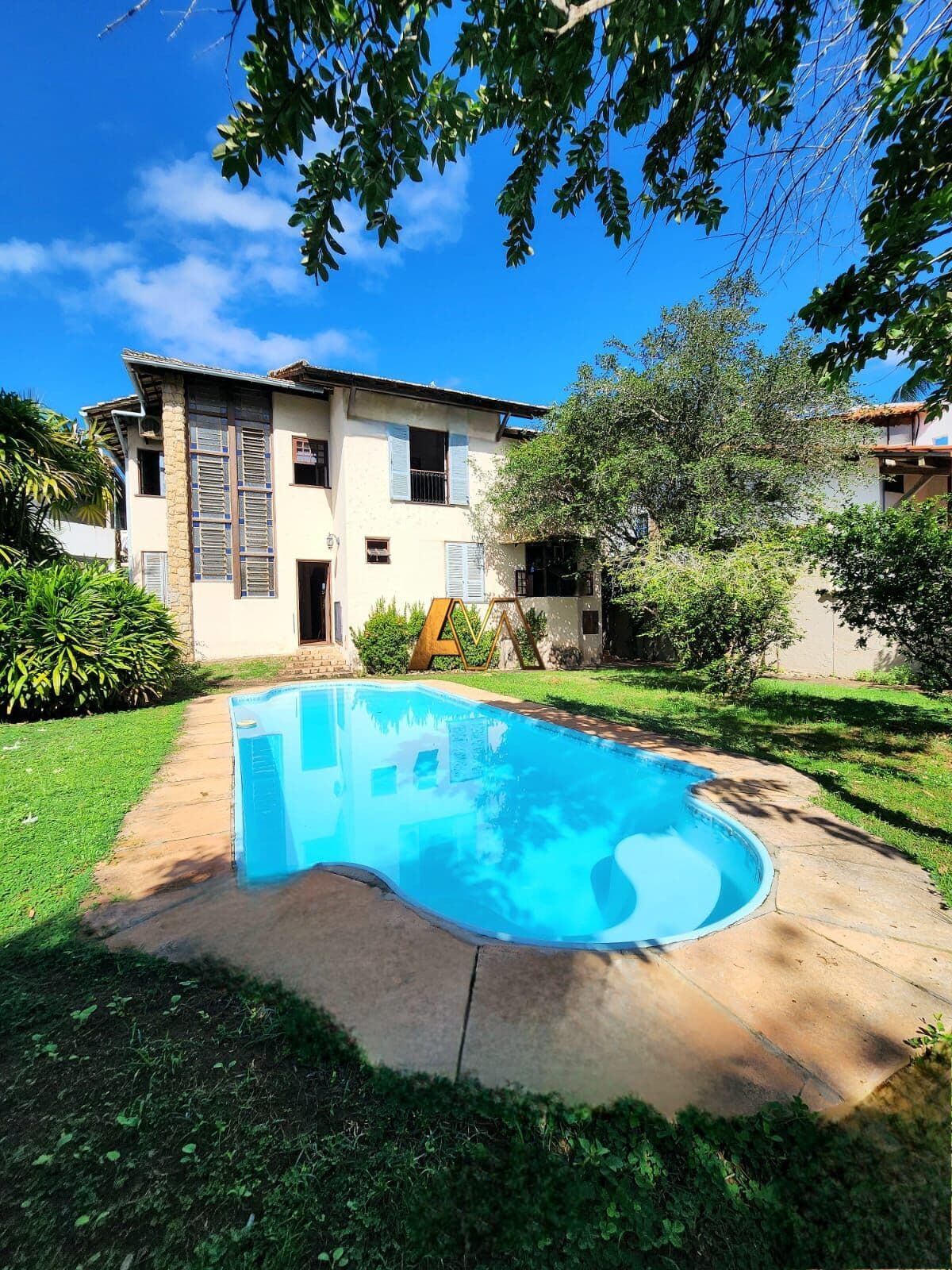 CASA 5/4 COM 2 SUÍTES EM PIATÃ