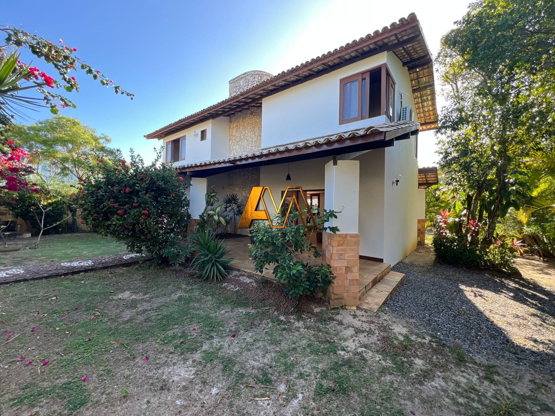 CASA 6/4 COM 3 SUÍTES EM GUARAJUBA