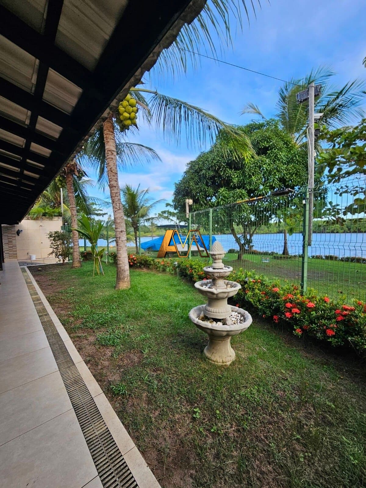 VENDE-SE CASA COM 5 SUÍTES EM JACUIPE - FRENTE AO RIO