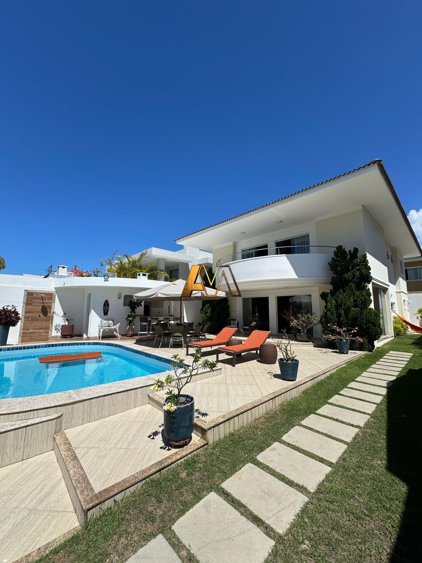 CASA 5 SUÍTES EM LAURO DE FREITAS - PORTEIRA FECHADA