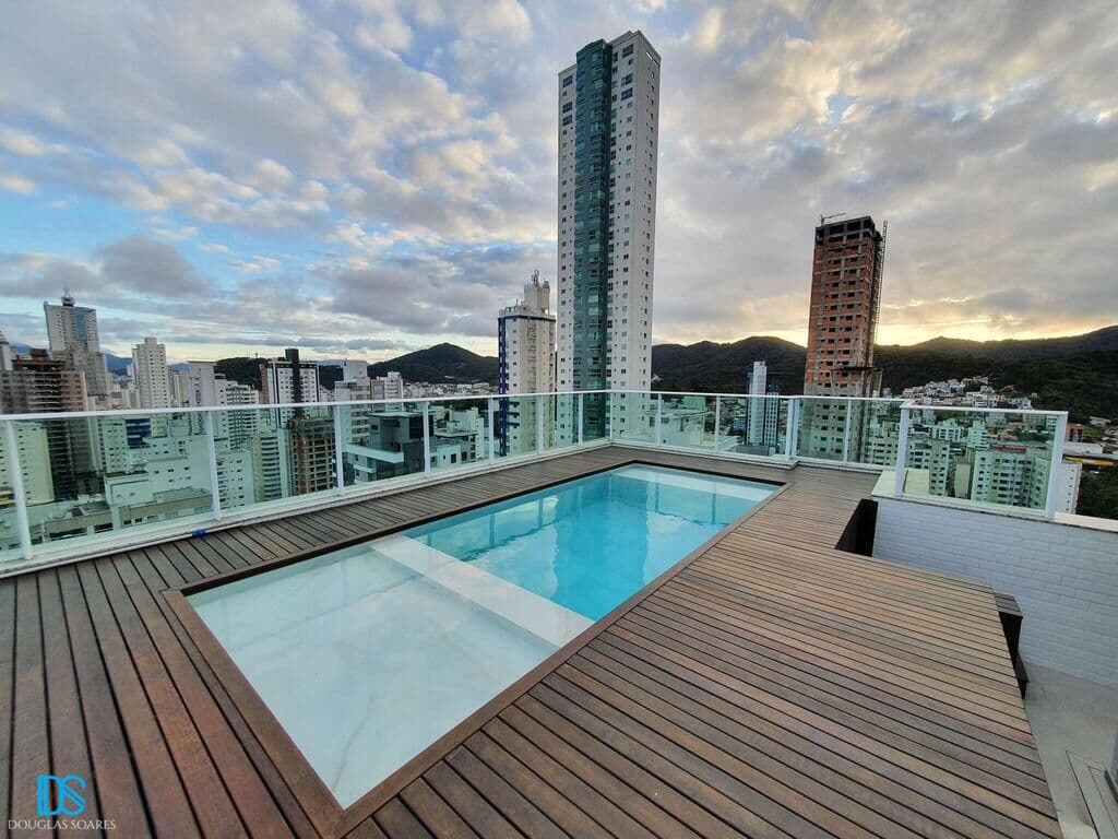 COBERTURA DUPLEX 03 SUÍTES MOBILIADO E EQUIPADO, COM PISCINA.
