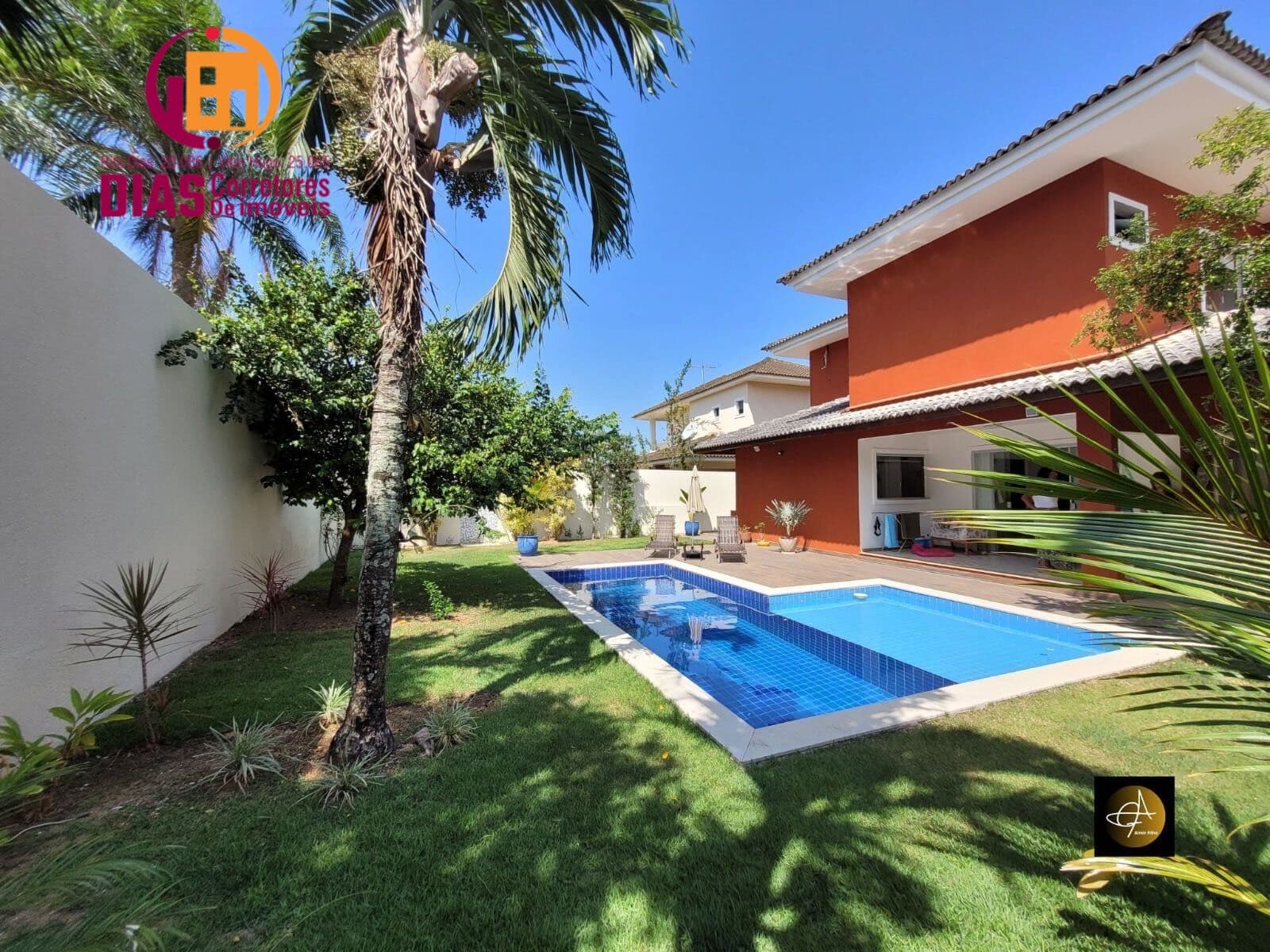Alugo em exclusividade e Oportunidade linda Casa no Alphaville Litoral Norte com 4 suítes, piscina particular, garagem coberta, pronta para realizar seu sonho. Camaçari/ Bahia.
