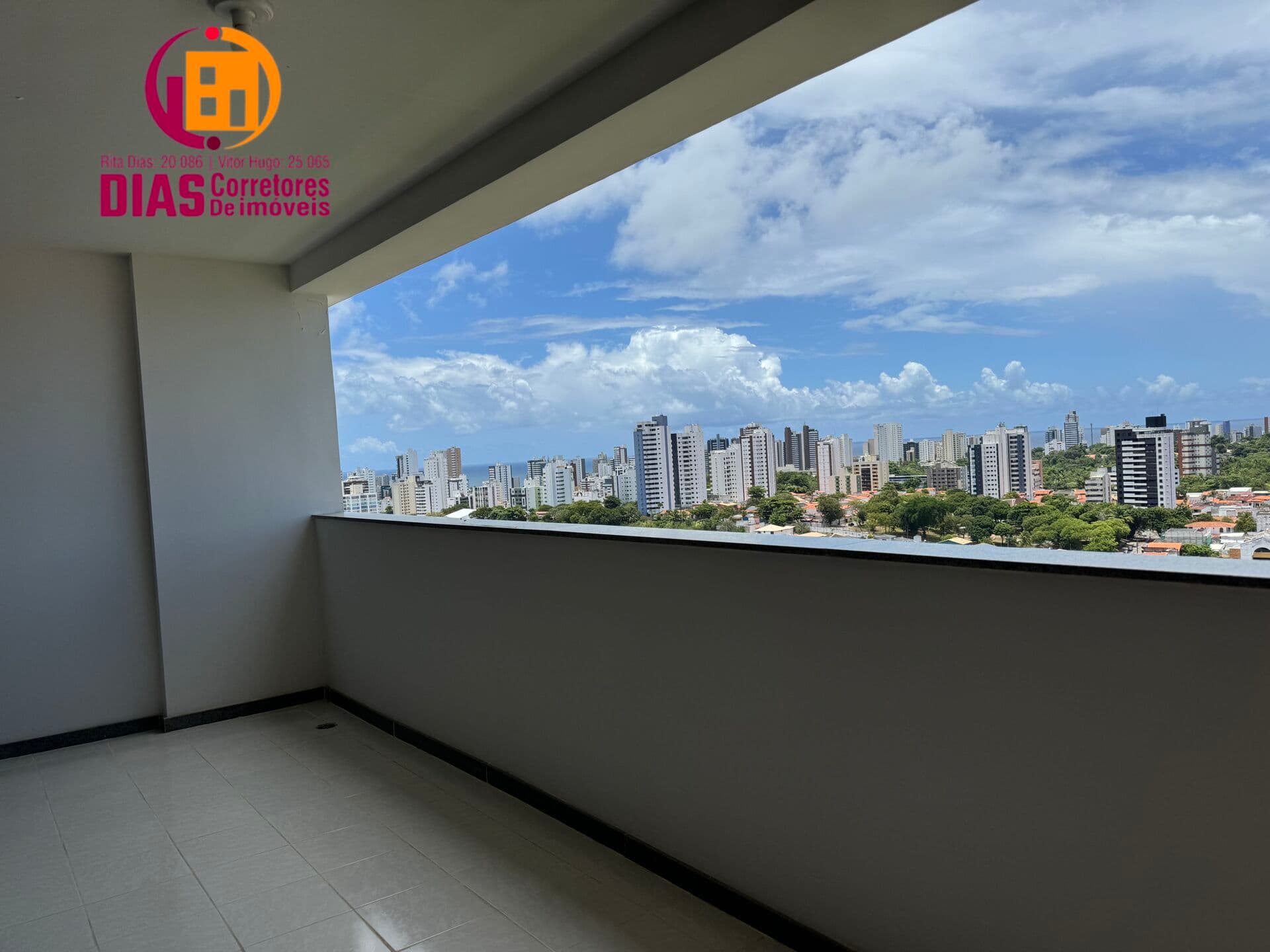 Alugo em super Oportunidade e exclusividade Cobertura Duplex com piscina privativa e vista mar no Caminho das árvores com 200m2, 4/4, 02 suítes, 3 vagas de garagens - Salvador /BA..