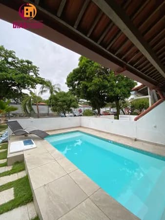 Vendo Linda Casa completamente reformada por arquiteto renomado com piscina privativa, 3/4, 2 suítes, garagem coberta em Condomínio fechado - Stella Maris - Salvador/BA.