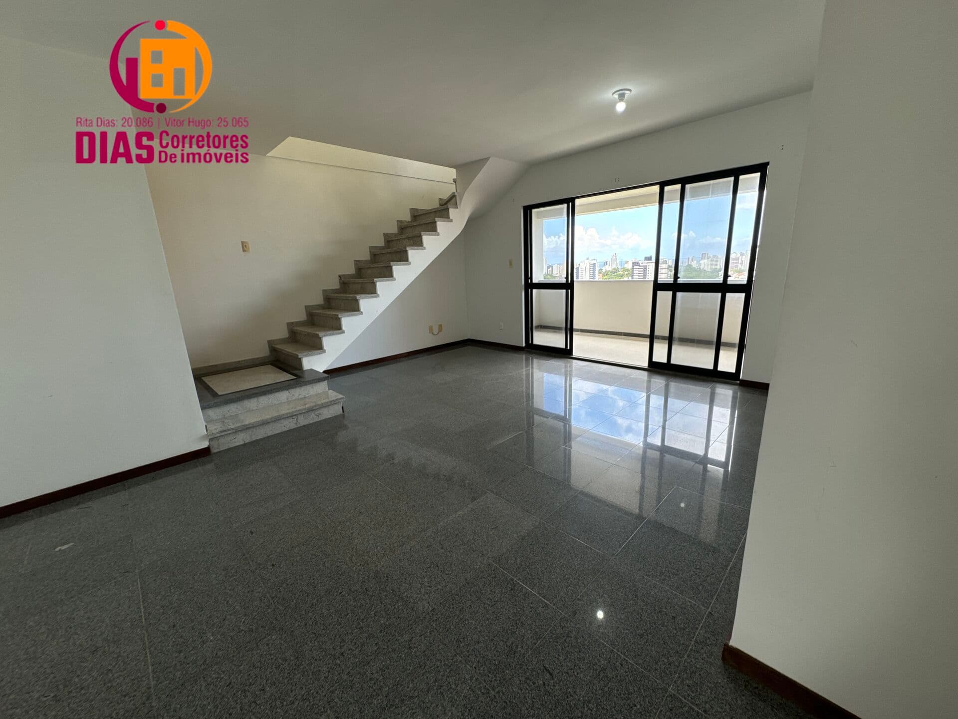 Vendo Cobertura Duplex com piscina privativa e vista mar no Caminho das árvores com 200m2, 4/4, 02 suítes, 3 vagas de garagens - Salvador /BA..
