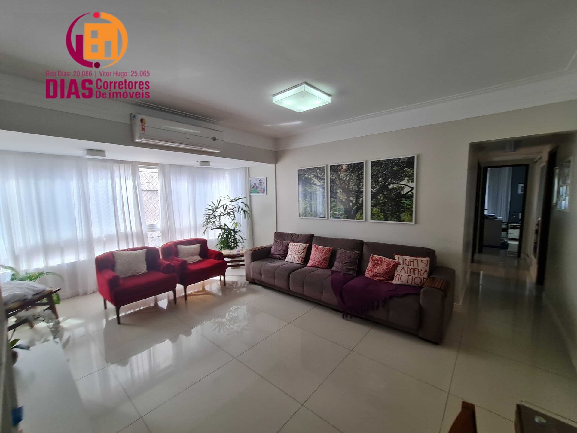 Vendo Apartamento nascente com 120m2 reformado com porteira fechada 3/4, 1 suíte, mobiliado e decorado, dependência de empregada completa, 1 vaga coberta, condomínio fechado no Costa azul- Salvador/BA.