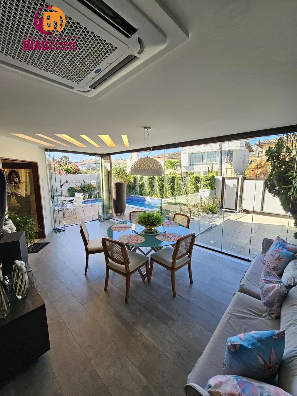 Vendo Linda casa semi-mobiliada em Villas com 320m2, nascente, reformada, 4/4, 3 suítes, 01 térrea, piscina, espaço Gourmet, jardim garagem - Villas do Atlântico - Salvador/Ba.