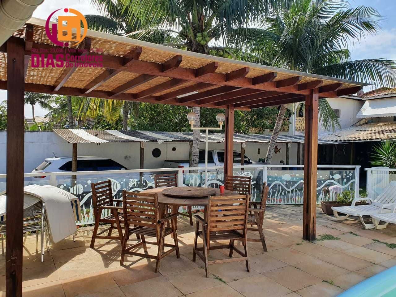 Vendo em oportunidade 2 casas em um terreno com 518m2 de área total com clube com piscina espaço gourmet garagem coberta com 5/4, sendo 3 suítes em Ipitanga próximo praia em rua familiar e super segura