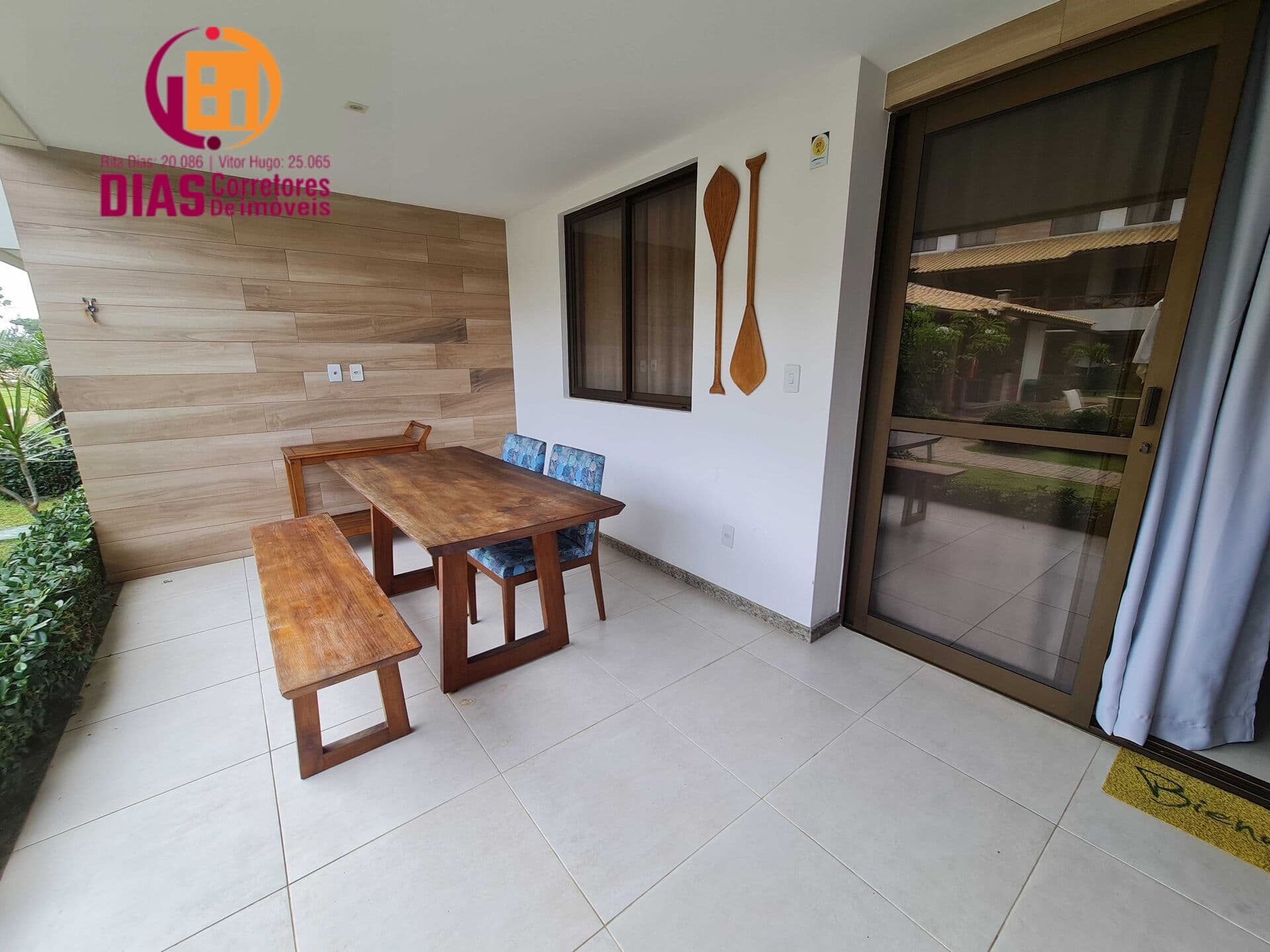 Vendo de porteira fechada Casa Gardem pé na areia com 90m2 completamente mobiliado e decorado com 2/4, suítes, espaço privativo gourmet em condomínio com tona melhor praia de Itacimirim tal infraestrutura em frente ao mar .
