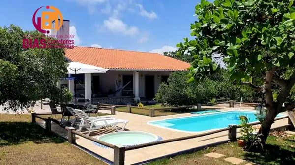 Alugo Casa em Jacuípe Pará aluguel anual com 260m2, mobiliada e decorada com clube com piscina e espaço gourmet particular, 3/4, varandas em condomínio fechado em Jacuípe - Camaçari