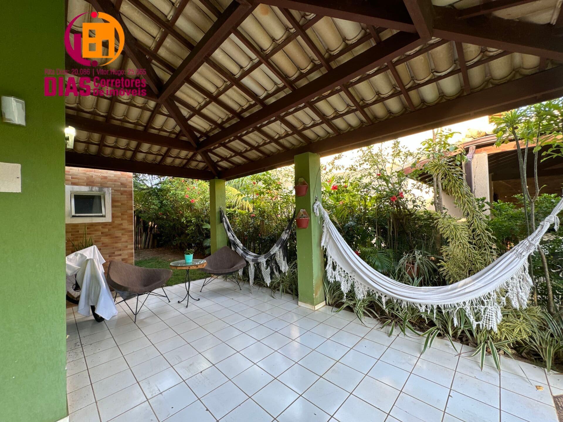 Alugo casa com 375 M2 com espaço Gourmet com churrasqueira área verde, 3 suítes, armários e ar, 6 vagas - Piatã - SSA/BA.