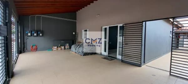 Casa térrea em terreno plano, 185m²de área construída, 2 dormitórios, banheiro, cozinha e 2 edículas, Jd Califórnia, Indaiatuba/SP