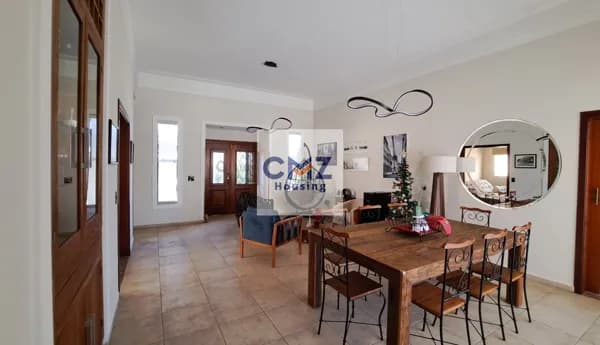 Casa térrea à venda, 4 dorm, 4 suítes, sala TV, sala 2 ambientes, cozinha completa, sistema porteira fechada, 290m² construídos em terrenos de 535m² no condomínio Jardim Residencial Villa Suíça - Indaiatuba/SP