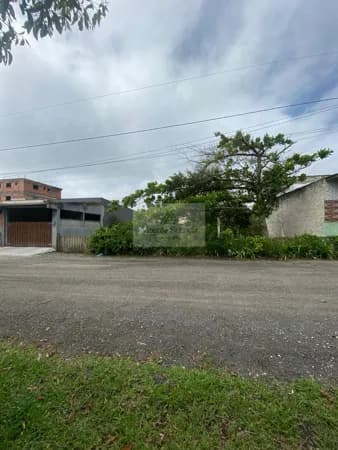 Terreno à venda a 560 metros da praia – Meia Praia