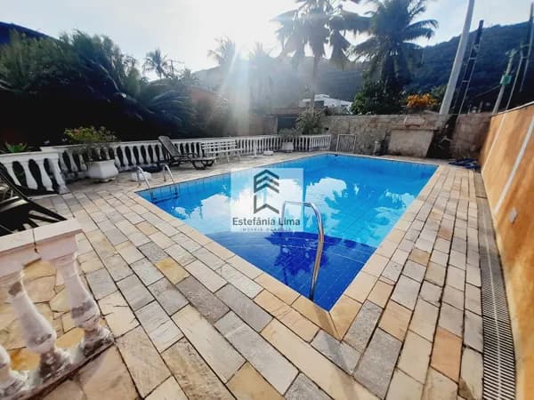 Casa com piscina na Praia do Guaiuba - 4 Dormitórios