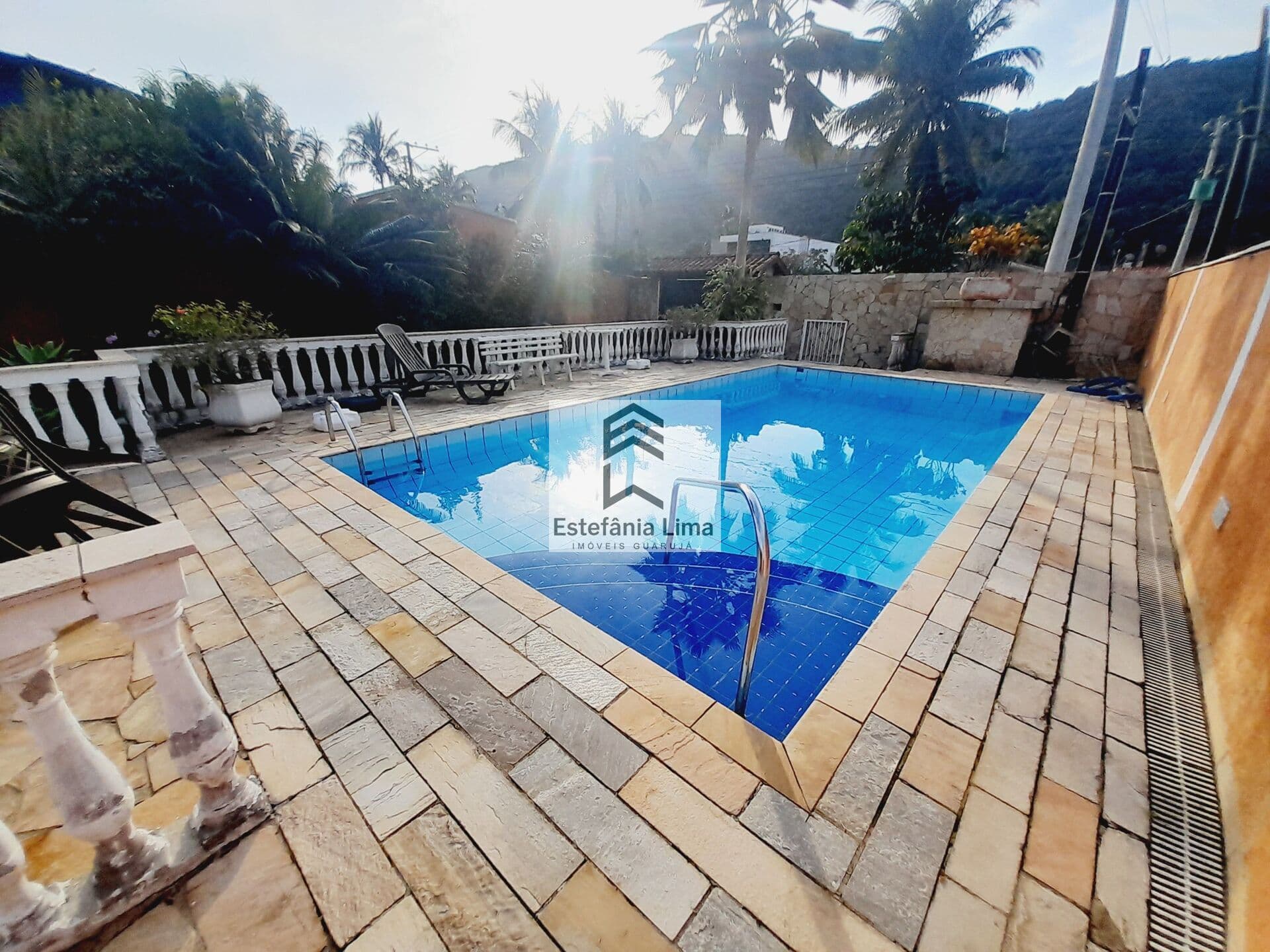 Casa com piscina na Praia do Guaiuba - 4 Dormitórios