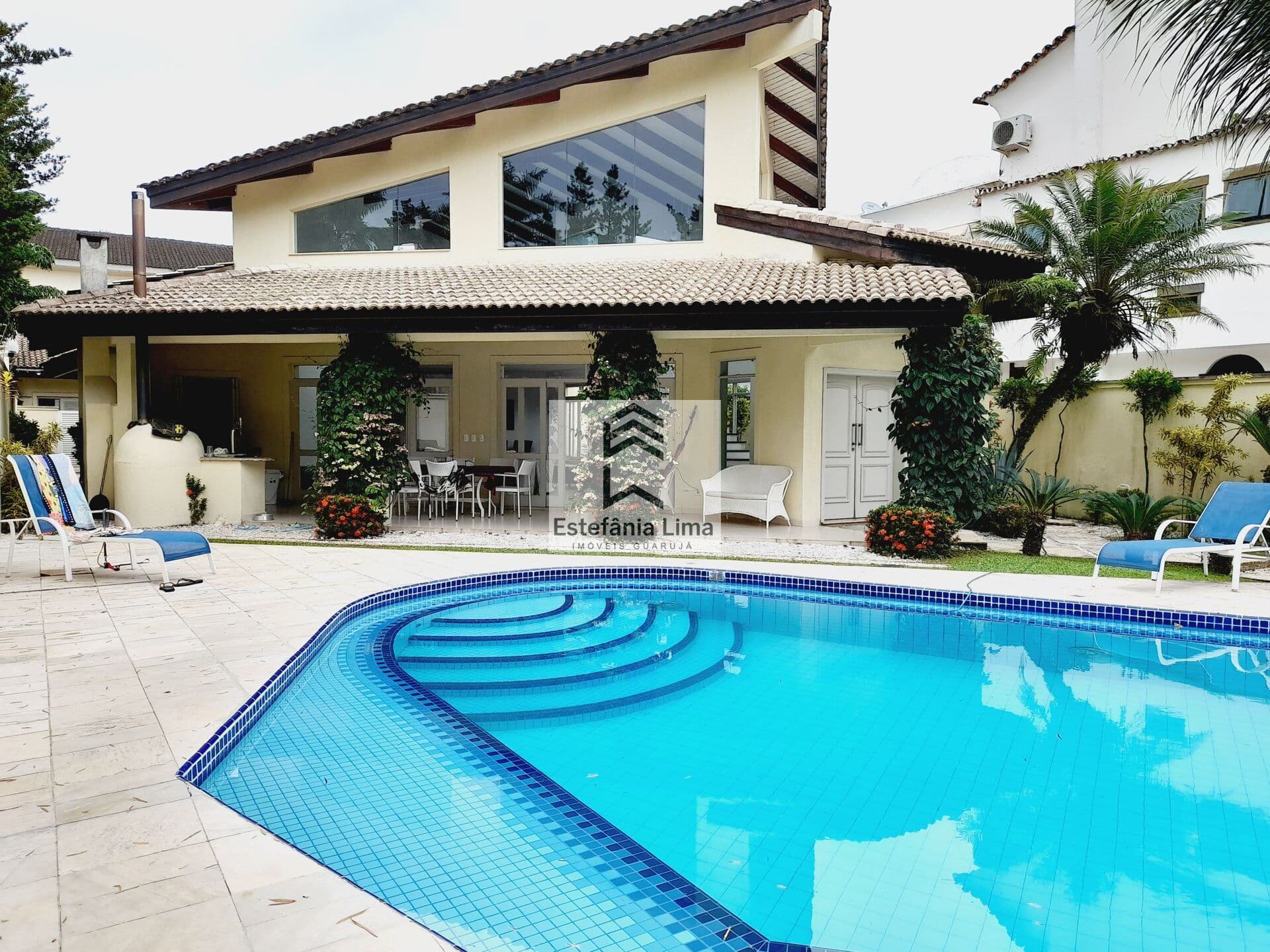 Casa Charmosa na Enseada!!! 4 Suítes