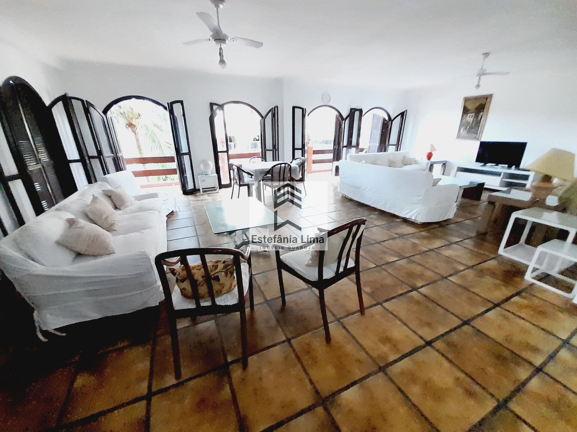 Casa na Enseada Residencial ou Comercial!!! 6 Suítes