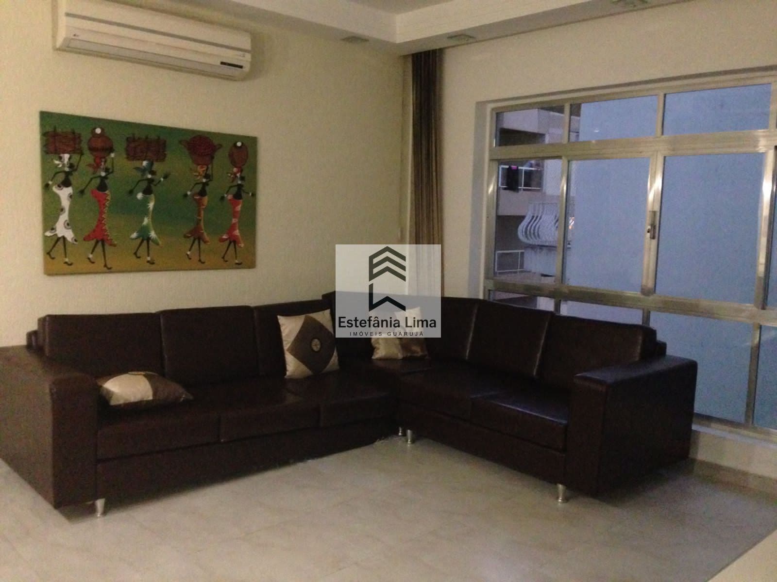 Apartamento na Enseada com Sacada Lado Praia