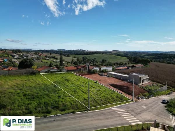 Oportunidade em Pinhalzinho: Terreno Plano com Vista Incrível