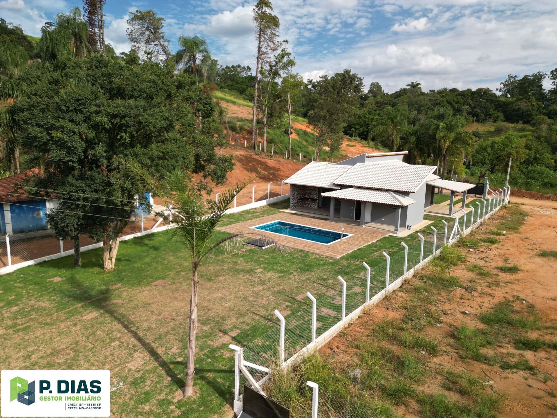 "Chácara Estilo Colonial com Perfil de Sítio à Venda em Pinhalzinho – Tranquilidade e Charme no Interior"