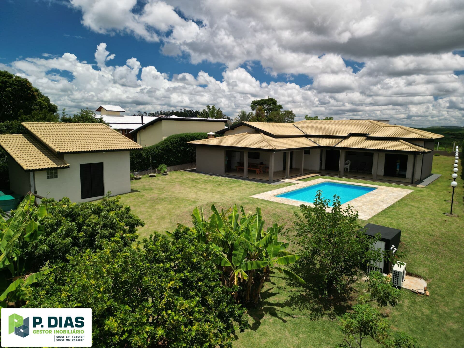 Casa Estilo Colonial Moderno em Pinhalzinho – Chácara Completa com Vista do Pôr do Sol