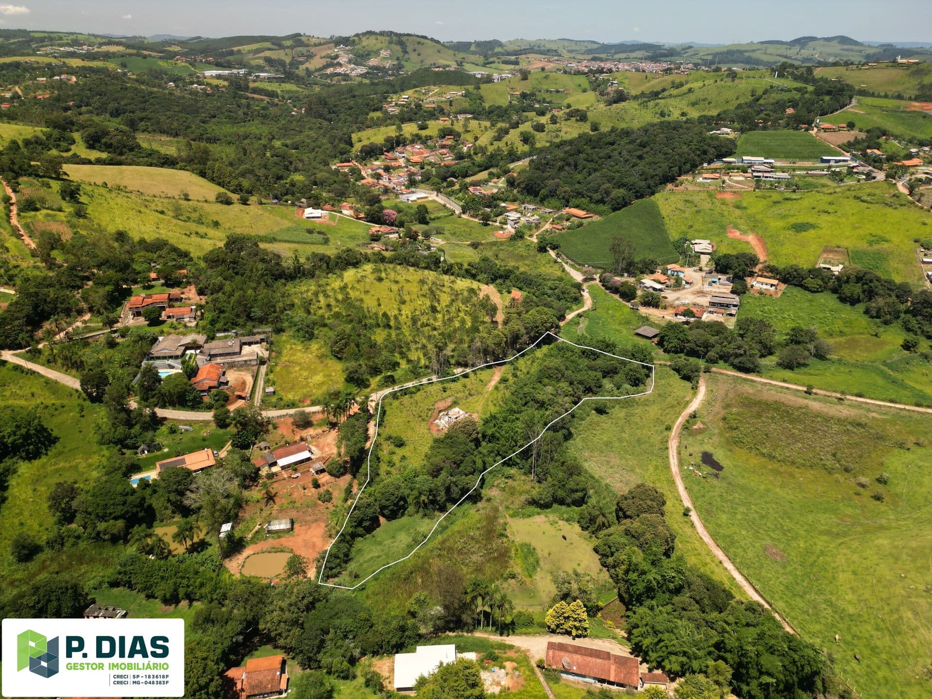 Lindo terreno em Pinhalzinho - Banhado por Córrego, Natureza e Tranquilidade!