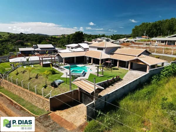 Viva com Elegância! Casa de Campo estilo colonial com uma vista linda !