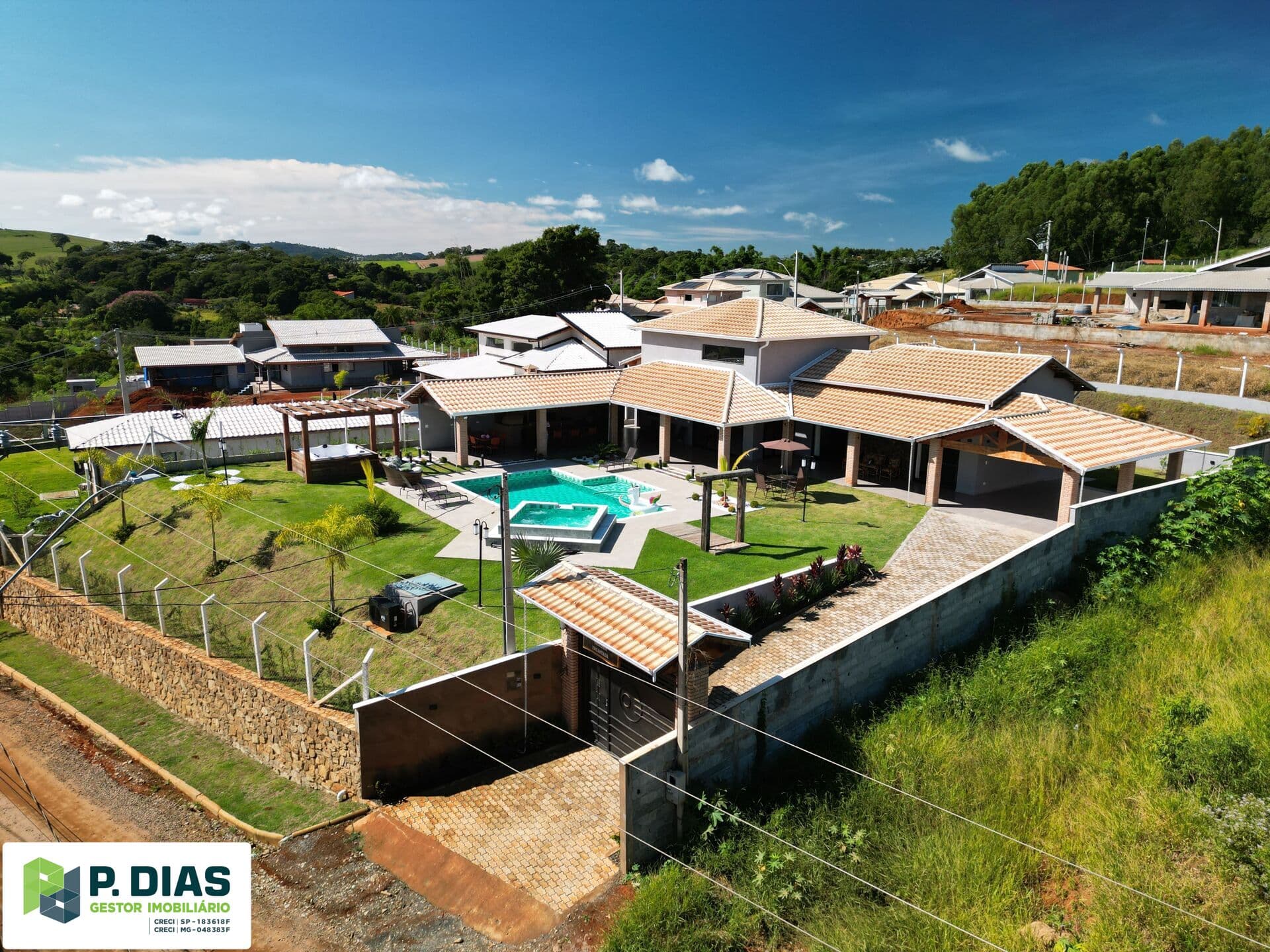 Viva com Elegância! Casa de Campo estilo colonial com uma vista linda !