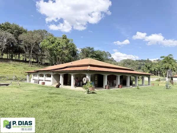 Sítio em Pinhalzinho: Modernidade e Aconchego no Interior de São Paulo