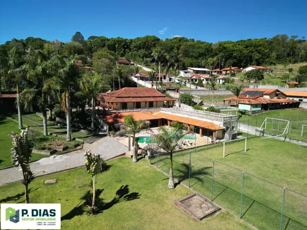 Refúgio Colonial em Pinhalzinho com Área de Lazer Única