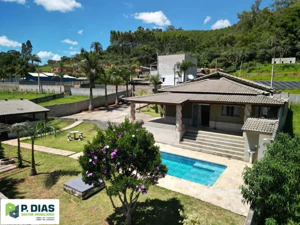 Sossego e Tradição: Chácara Estilo Colonial com Vizinhos Moradores em Pinhalzinho