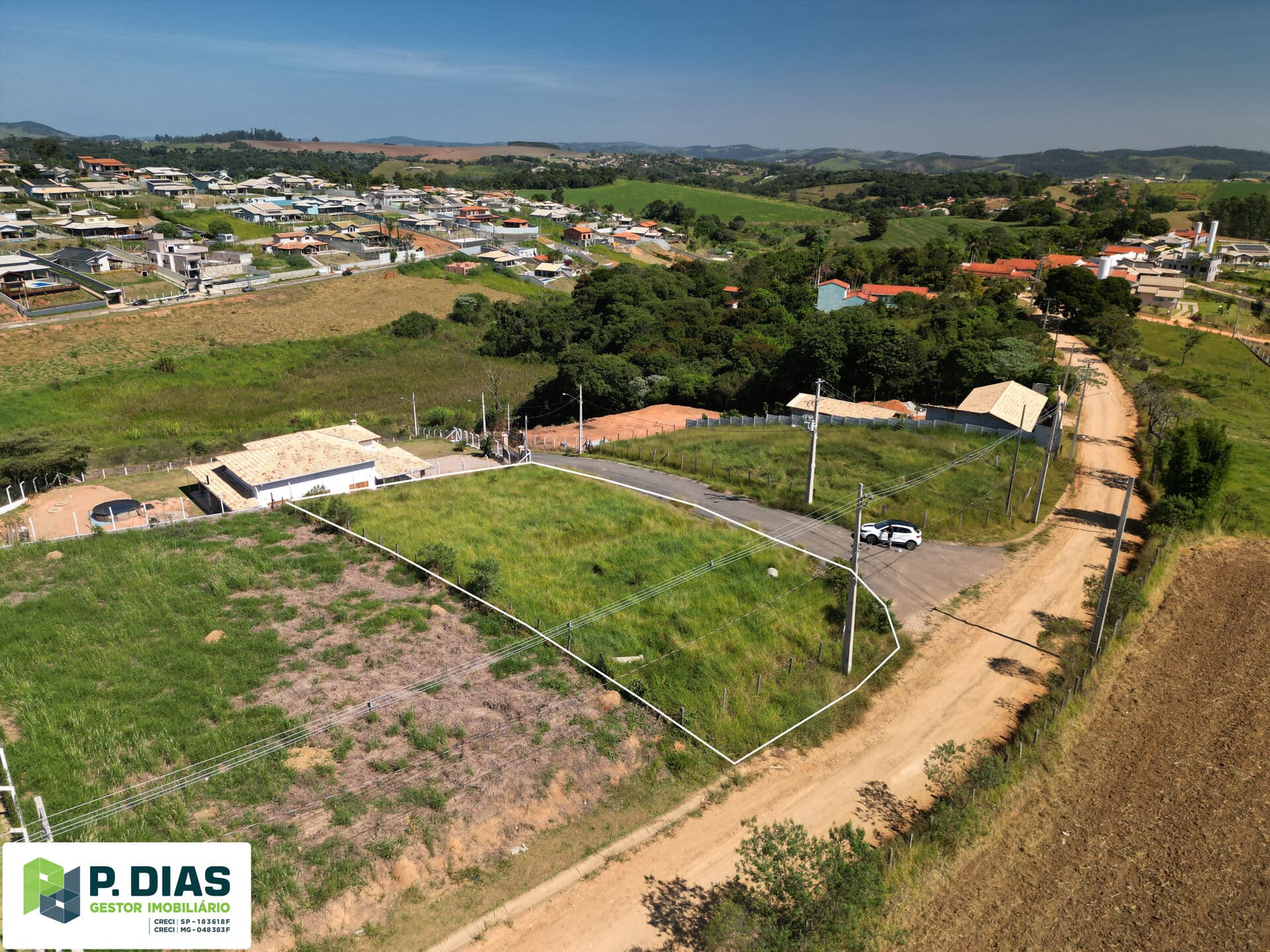 Pinhalzinho: O Refúgio Perfeito em um Terreno de Esquina com Vista Deslumbrante