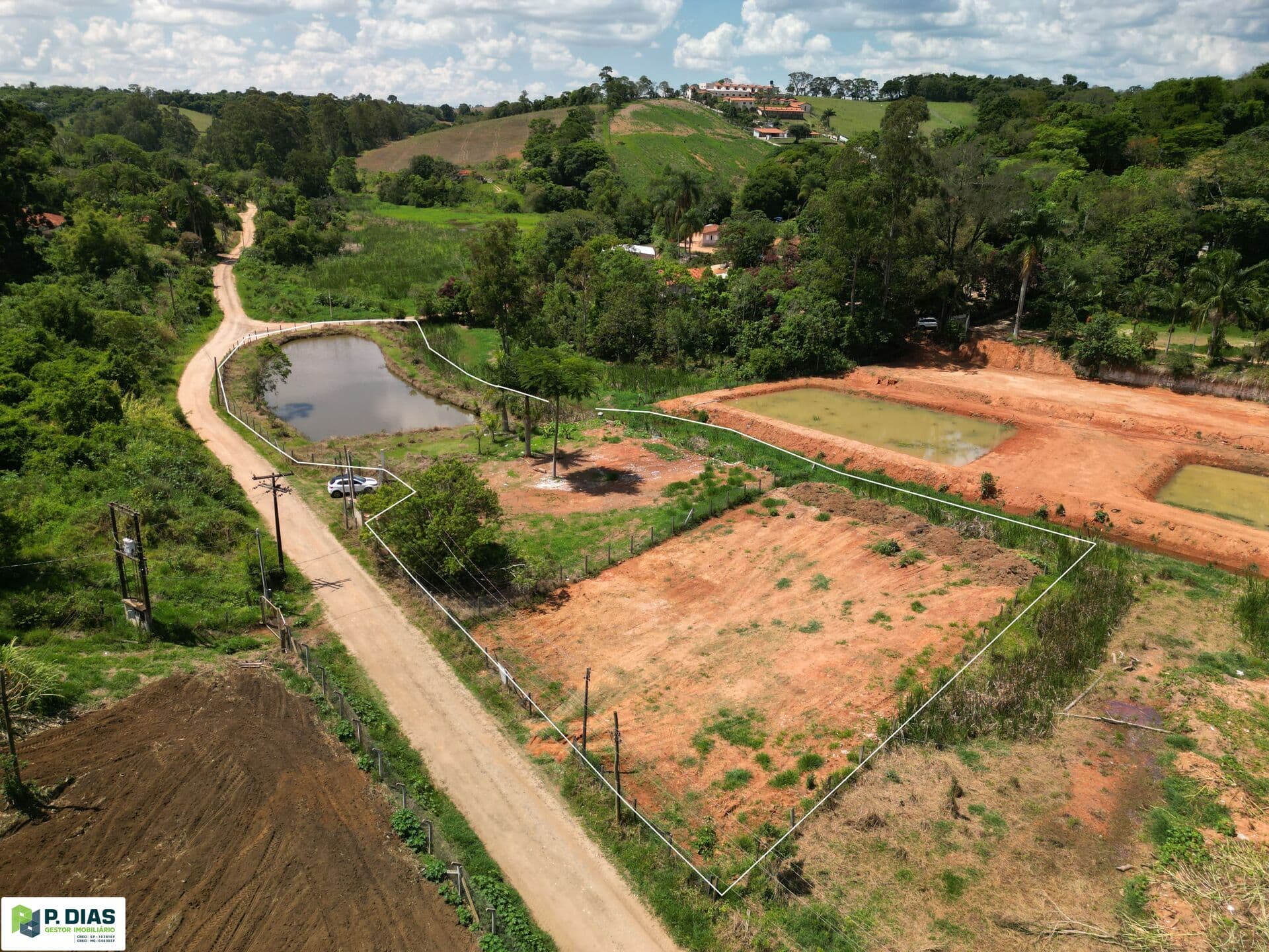 Lindo Terreno banhado por córrego e lago em Pinhalzinho, Interior de São Paulo