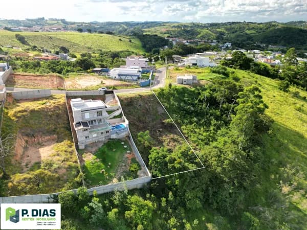 Terreno em Declive com Vista Panorâmica das Montanhas em Pinhalzinho