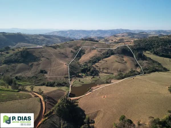 Lindo Sitio em Toledo/MG: Água Abundante e Infraestrutura para Pecuária