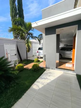 CASA À VENDA. Casa à venda localizada no bairro Ouro Preto em Patrocínio/MG