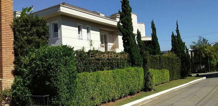 Locação: Casa maravilhosa de esquina em Alphaville com 2 piscinas, uma delas coberta e integrada a sauna. CONFIRA!