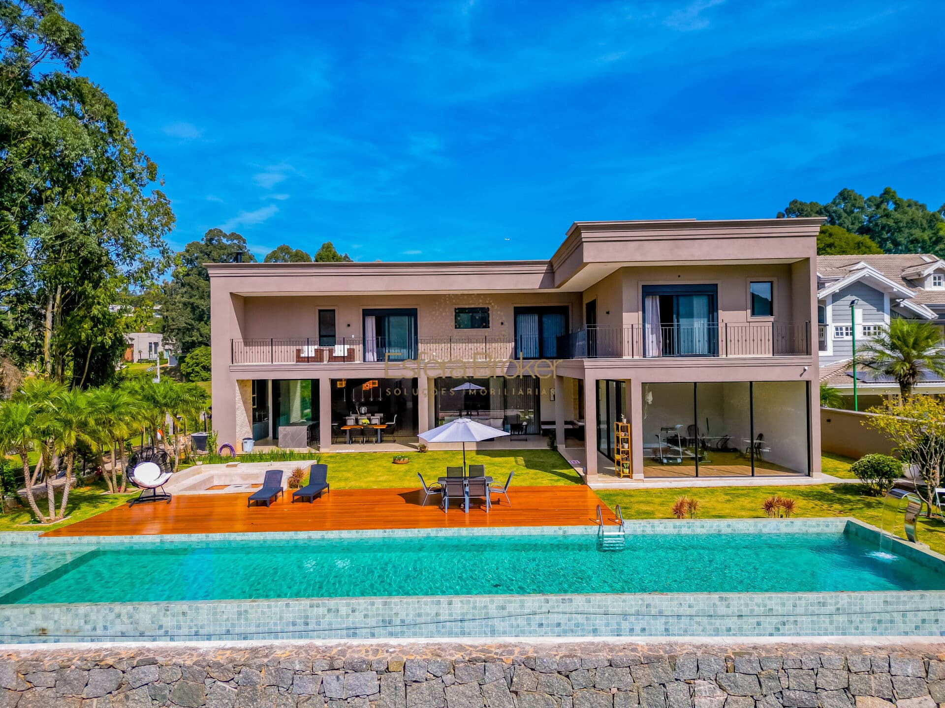 CASA MOBILIADA disponível para venda no bairro Tamboré - Barueri/SP