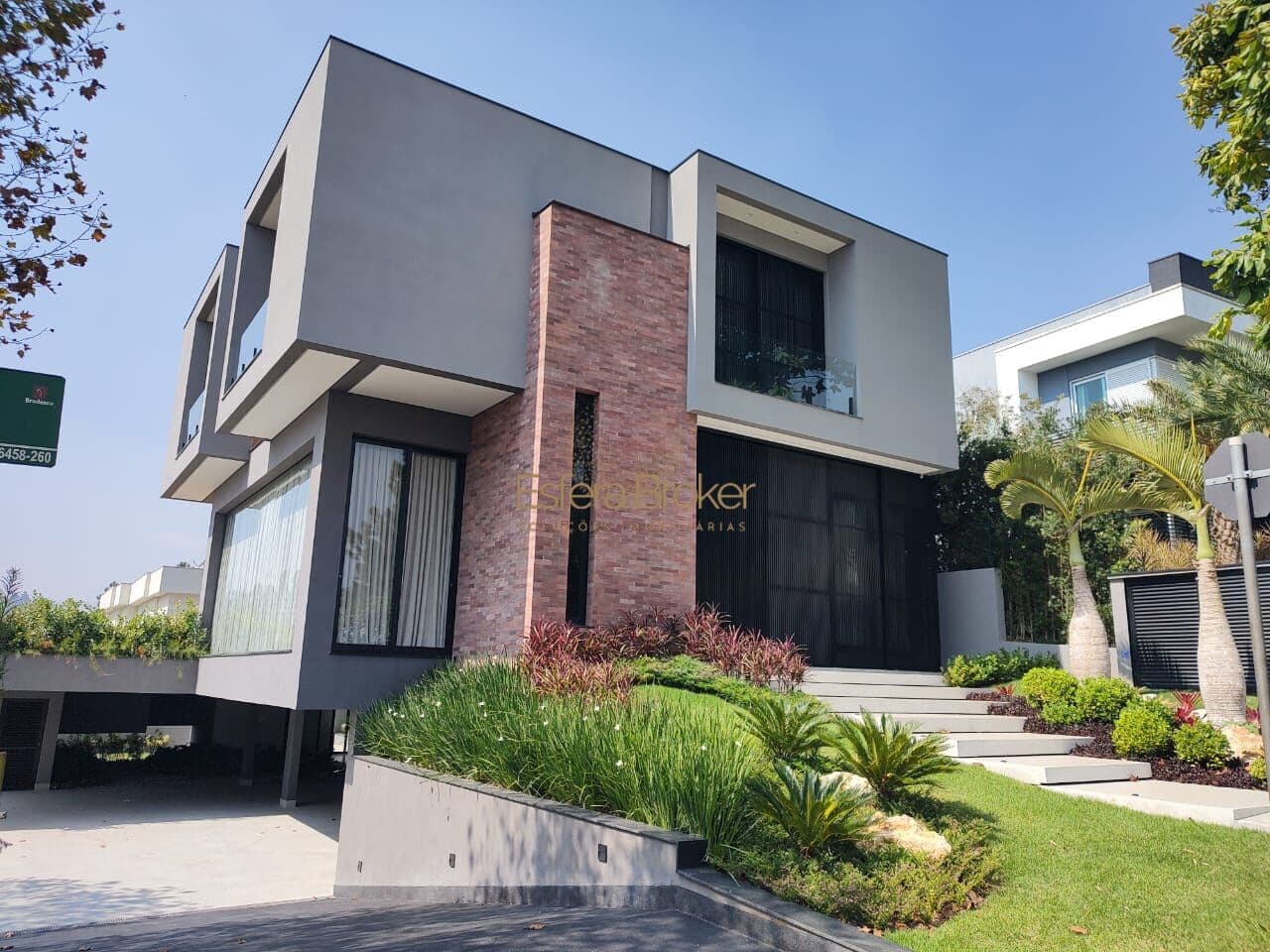 CASA MOBILIADA disponível para venda no bairro Tamboré - Barueri/SP