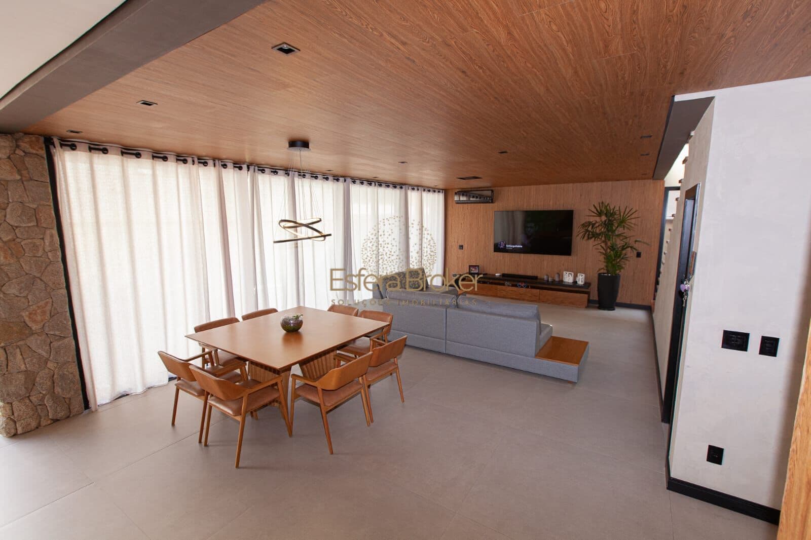 CASA MOBILIADA disponível para venda no bairro Tamboré - Santana de Parnaíba/SP
