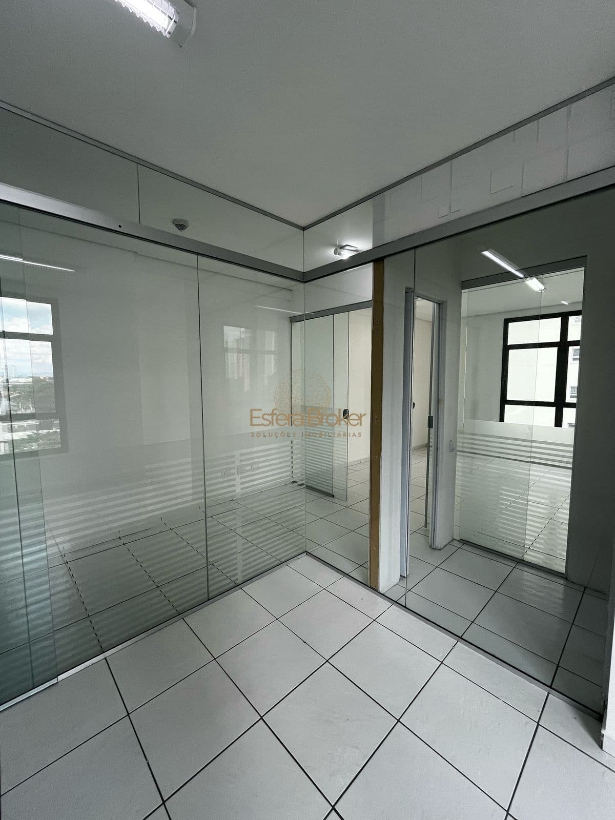 Sala comercial disponível para venda no bairro Parque Residencial Aquarius - São José dos Campos/SP