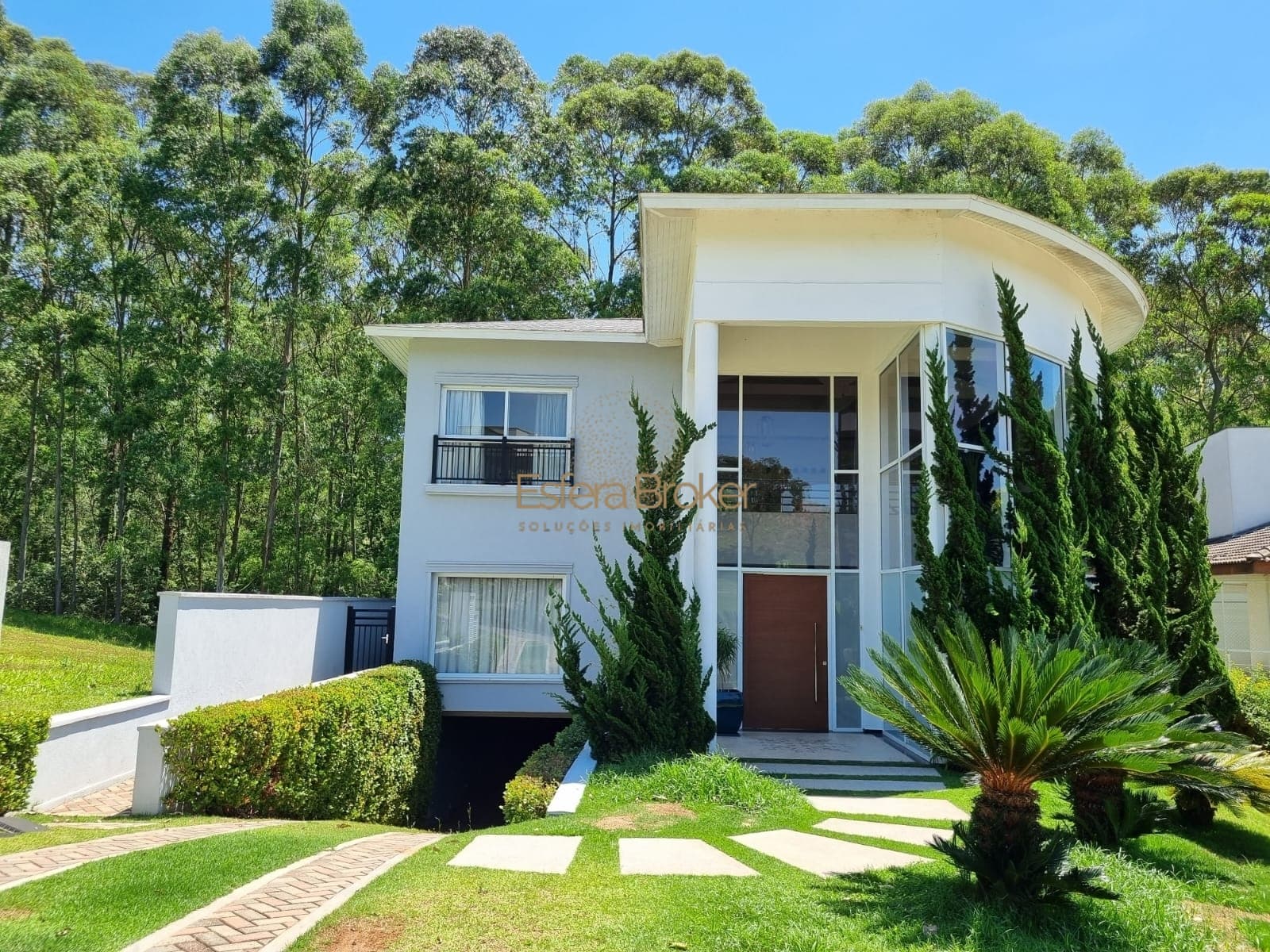 CASA MOBILIADA disponível para venda no bairro Tamboré - Santana de Parnaíba/SP