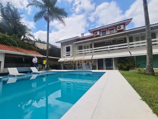 Casa em Santana de Parnaíba - Alphaville