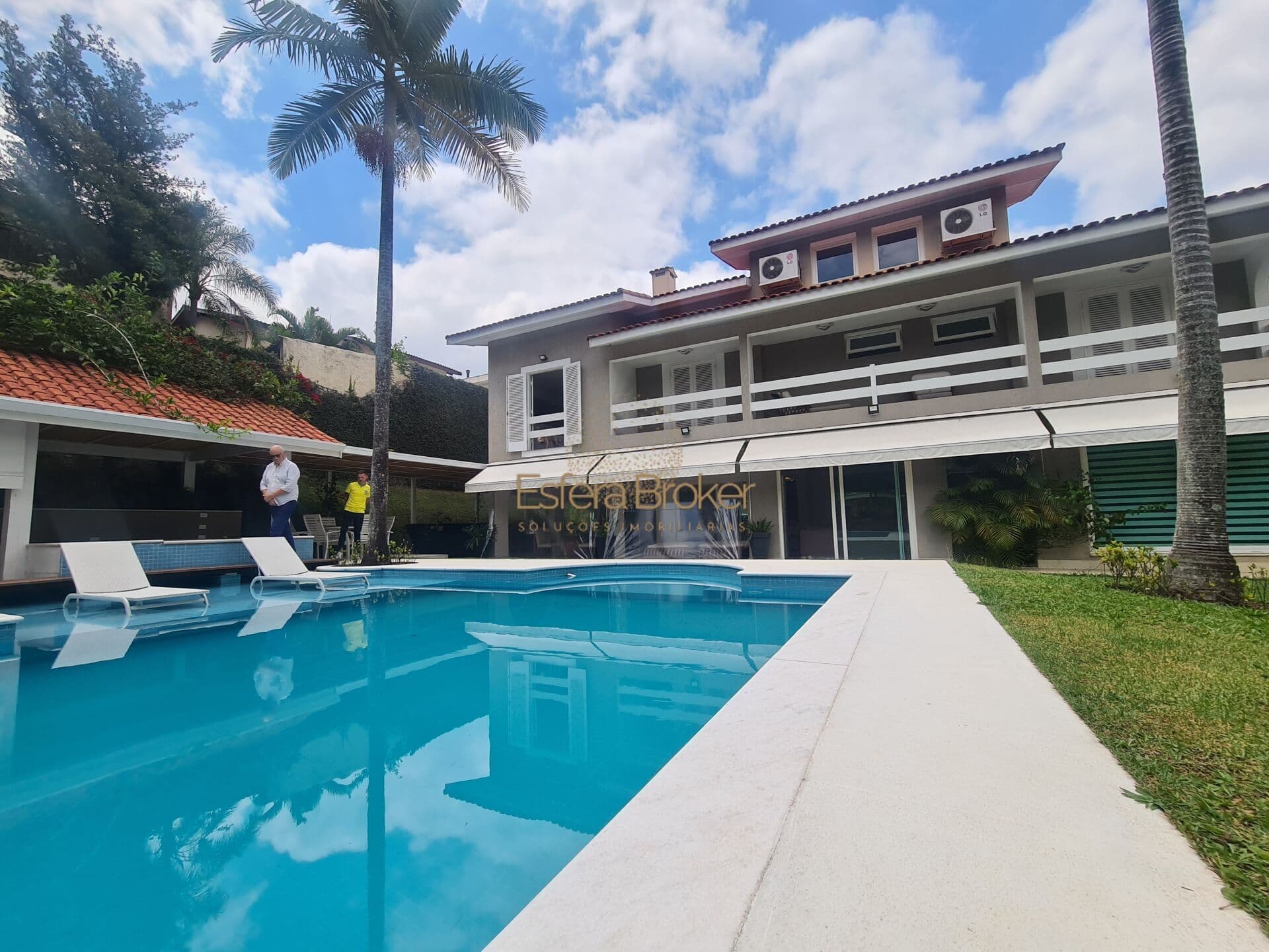 Casa em Santana de Parnaíba - Alphaville