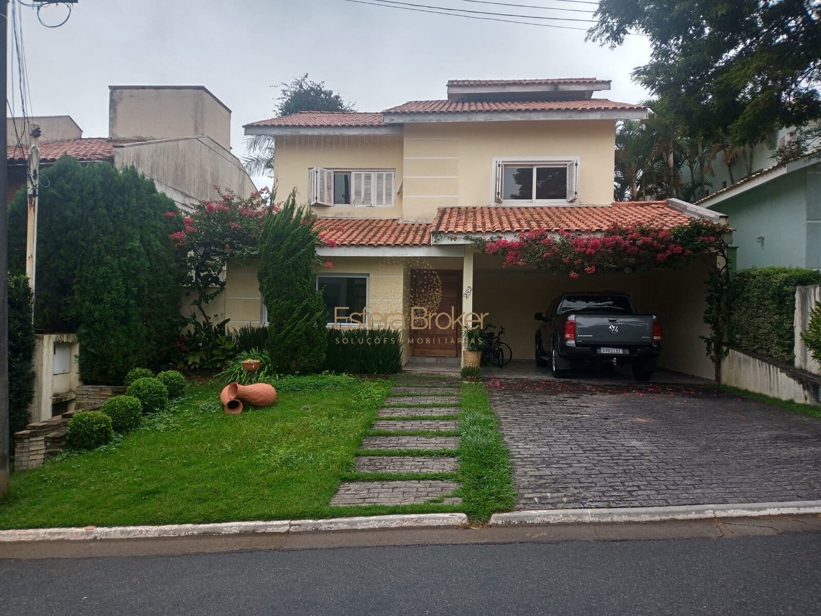 CASA MOBILIADA disponível para venda no bairro Tamboré - Santana de Parnaíba/SP
